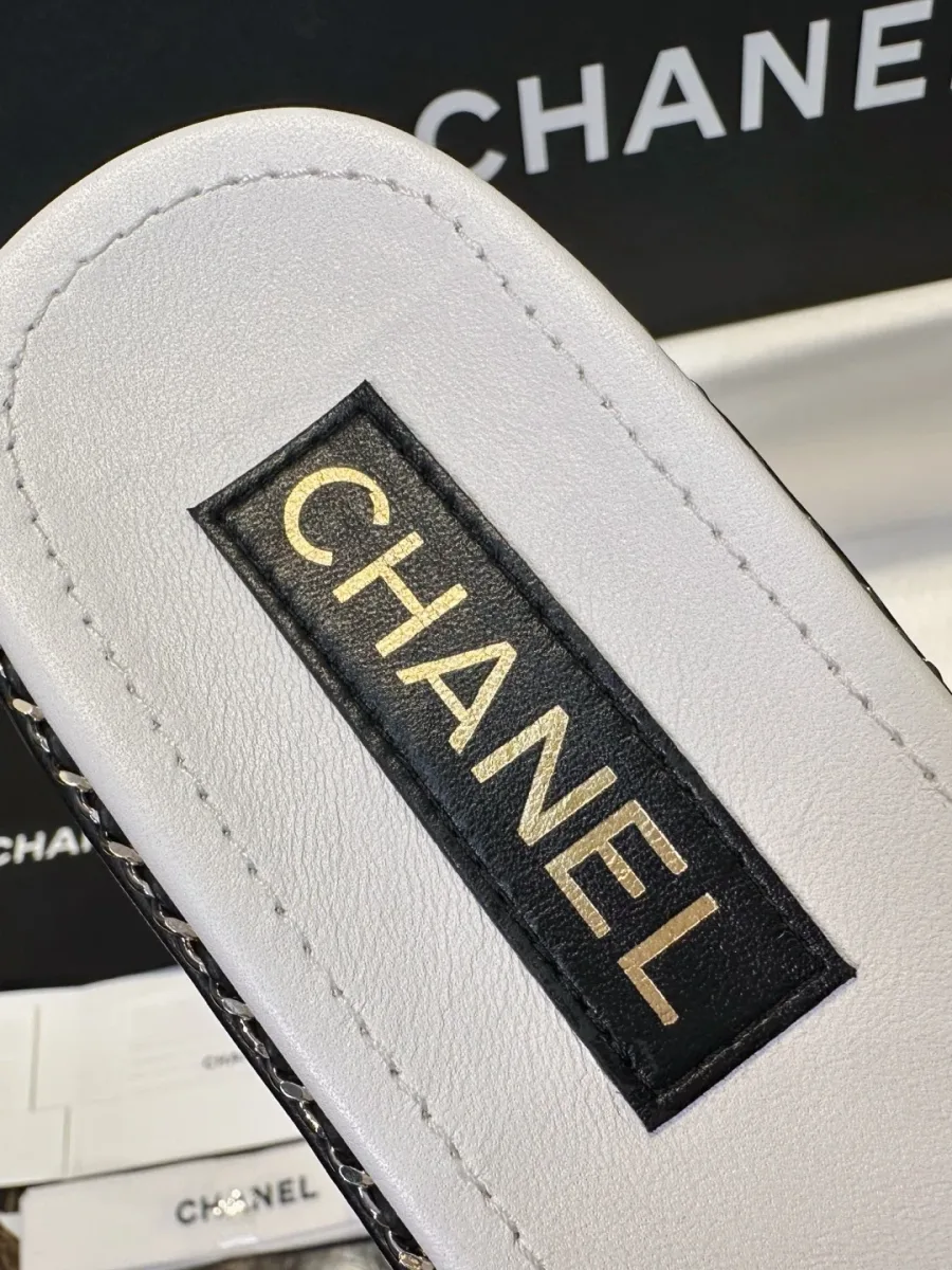 Крупный план белой стельки с нашивкой логотипа Chanel