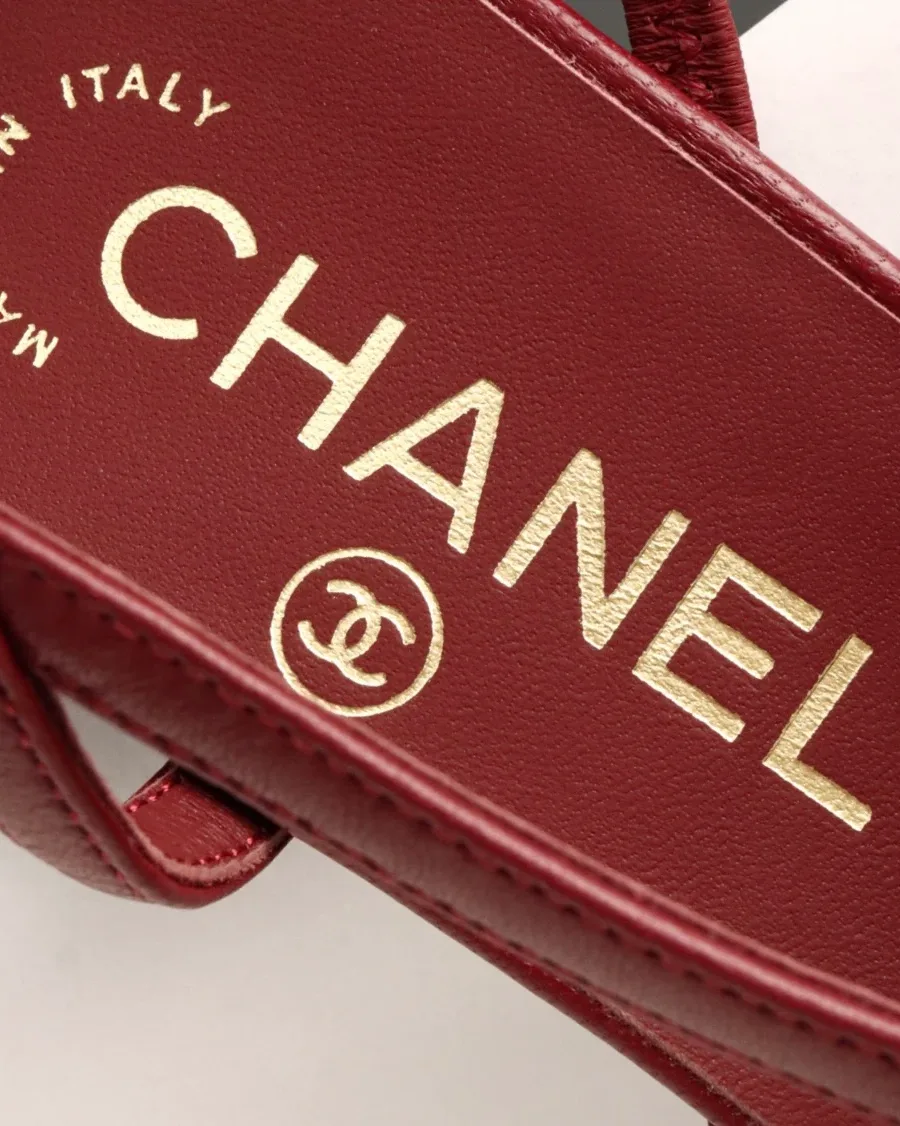 Кожаная стелька бордового цвета с золотистым тиснением Chanel крупным планом