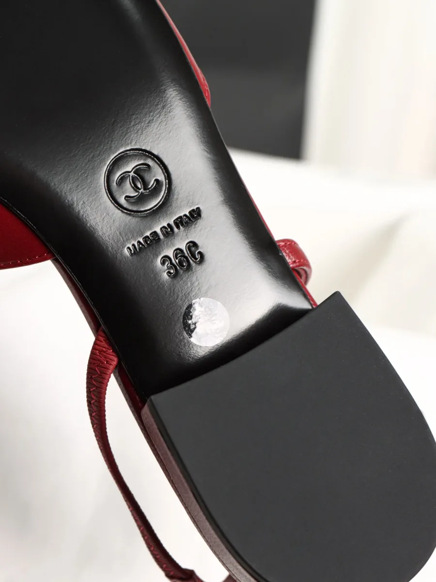 Нижняя сторона кожаной подошвы с тиснением Chanel, Made in Italy и размером