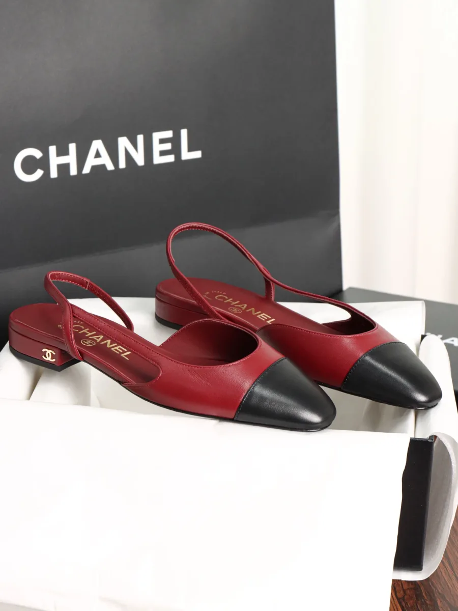 Пара бордовых туфель slingback с чёрными мысками, ракурс сбоку в коробке