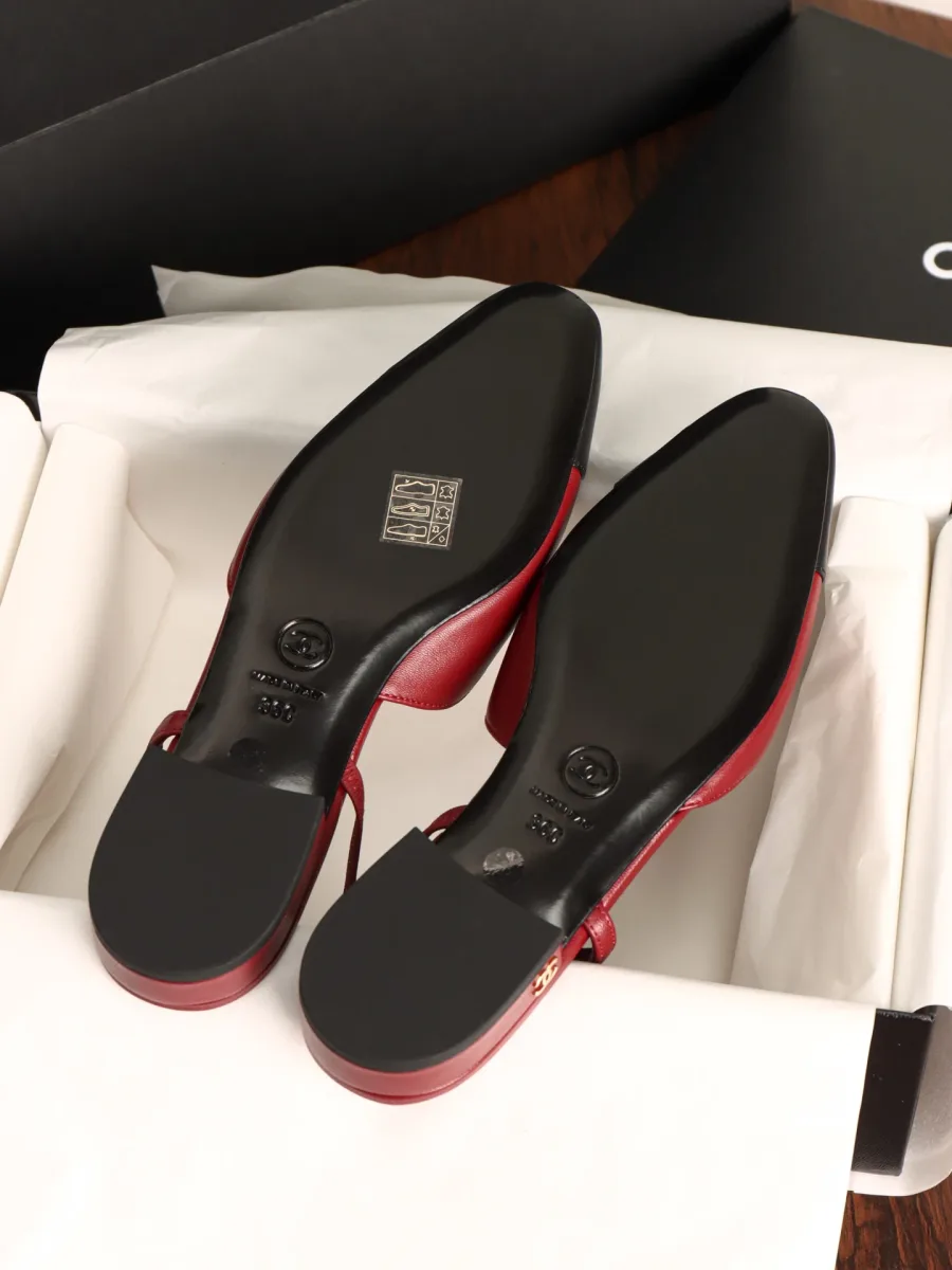 Кожаная подошва бордовых слингбэков с тиснением Chanel и набойками