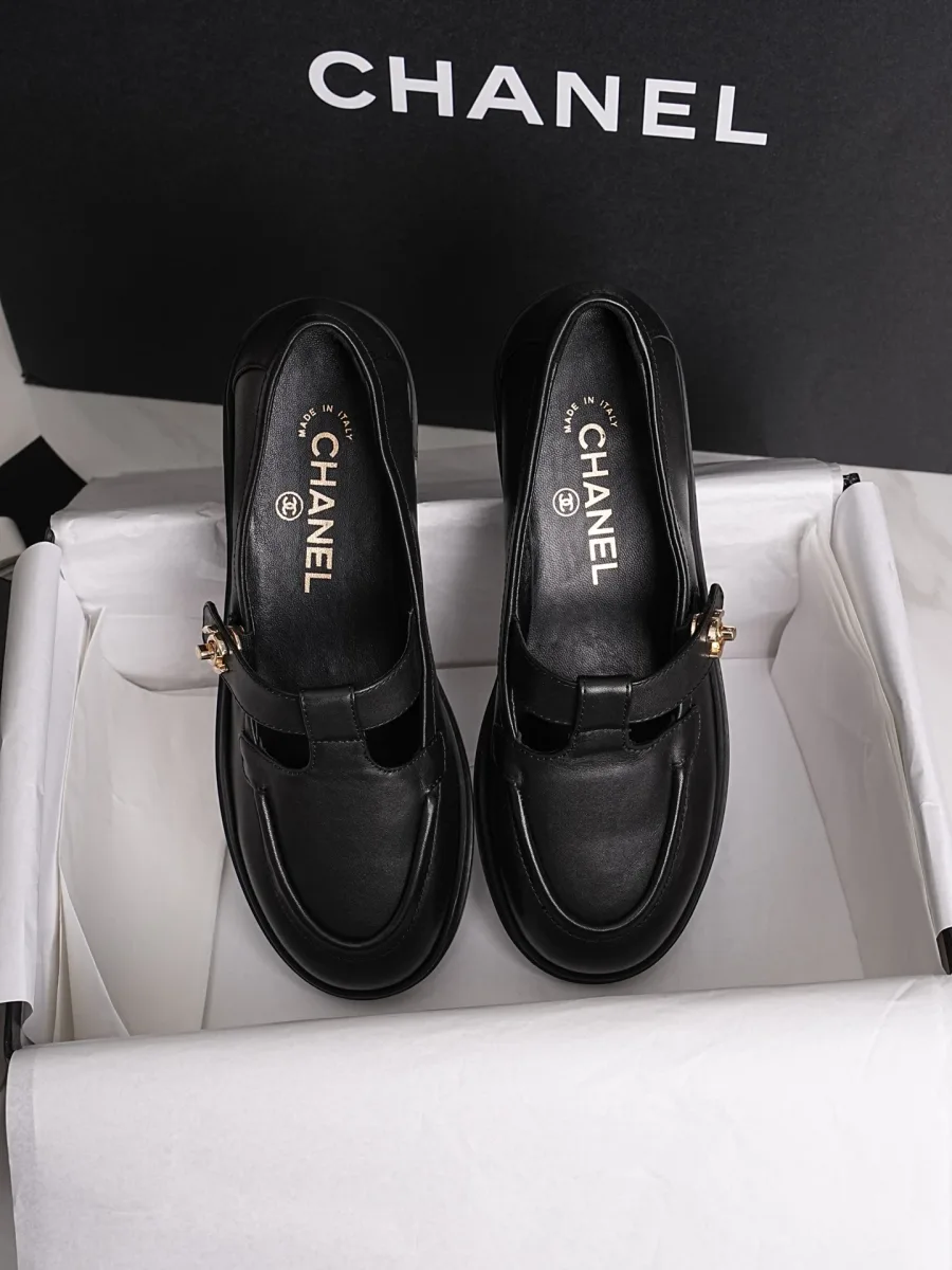 Чёрные кожаные лоферы Chanel в фирменной коробке, вид сверху