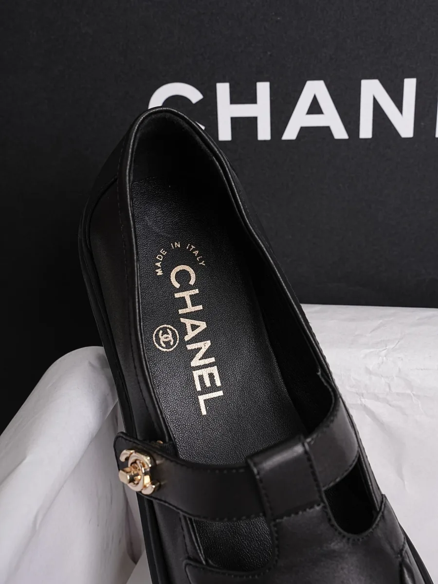 Кожаная стелька чёрного цвета с золотистым тиснением Chanel