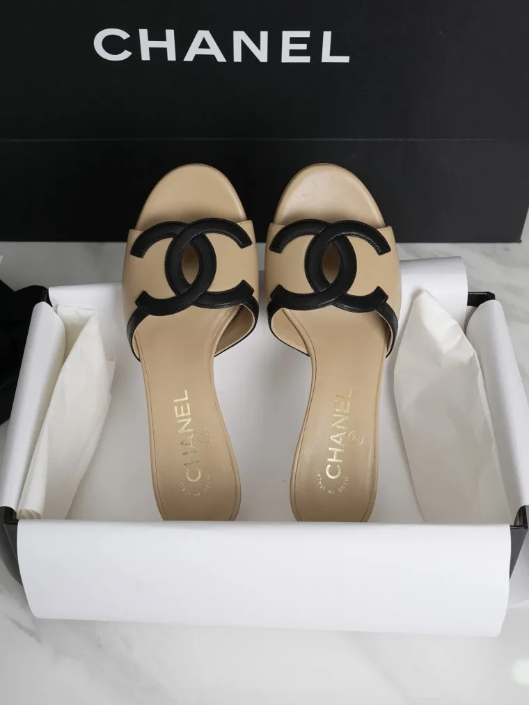 Chanel Бежевые мюли с чёрным логотипом CC