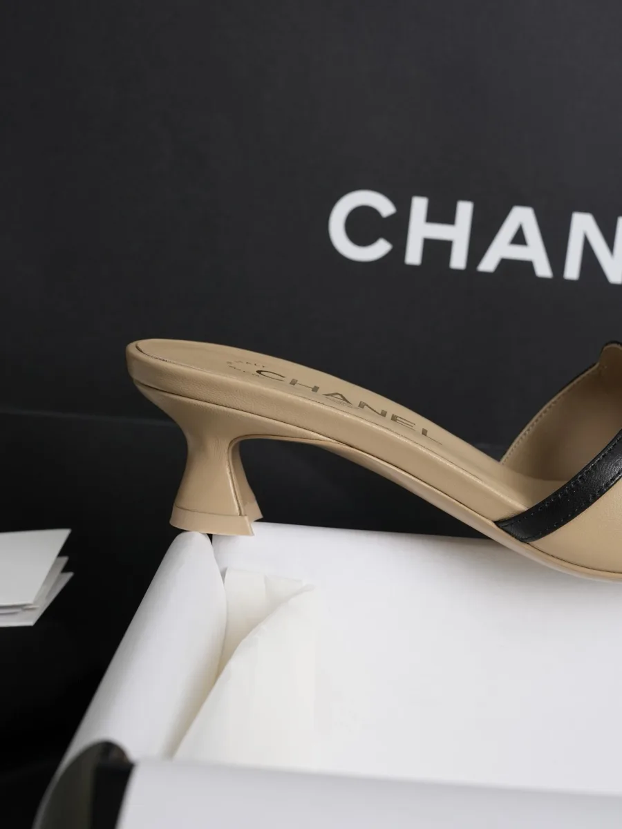 Фигурный каблук kitten heel бежевого мюля крупным планом