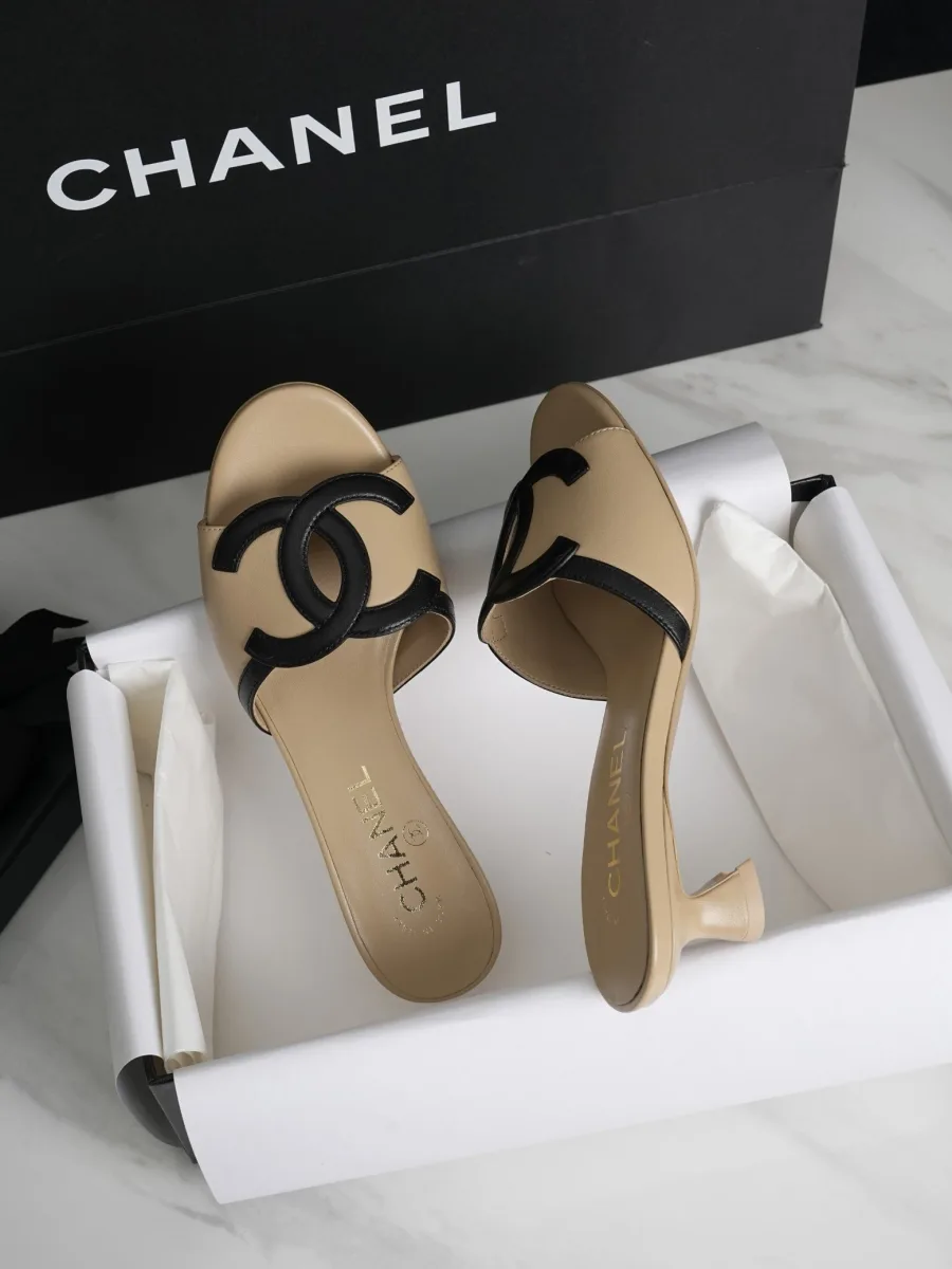 Бежевые мюли с чёрным логотипом на каблуке kitten heel, ракурс три четверти