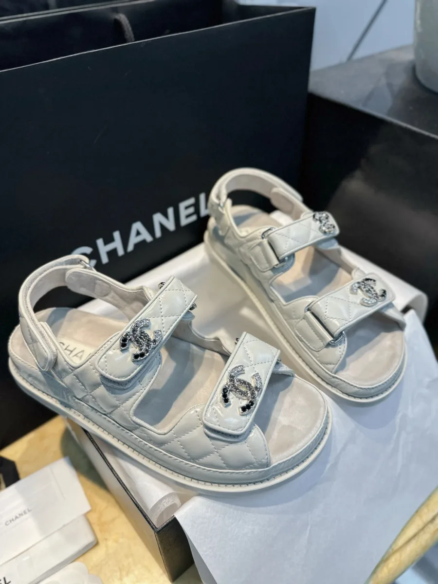 Белые кожаные сандалии Chanel со стёганым узором и кристальным логотипом CC