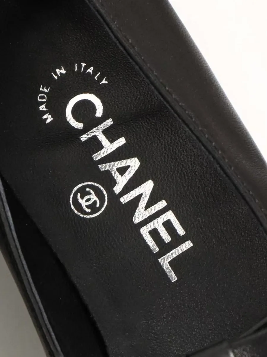 Кожаная стелька с тиснёным логотипом Chanel