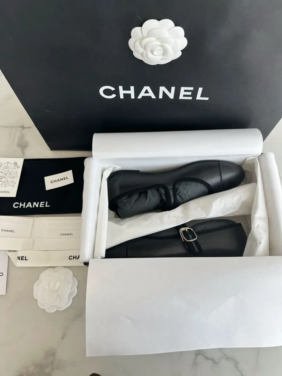 Пара чёрных туфель Мэри Джейн Chanel в раскрытой коробке