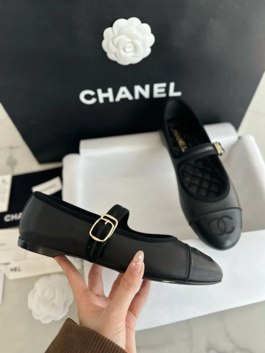 Чёрная туфля Мэри Джейн Chanel в руке, вид сбоку