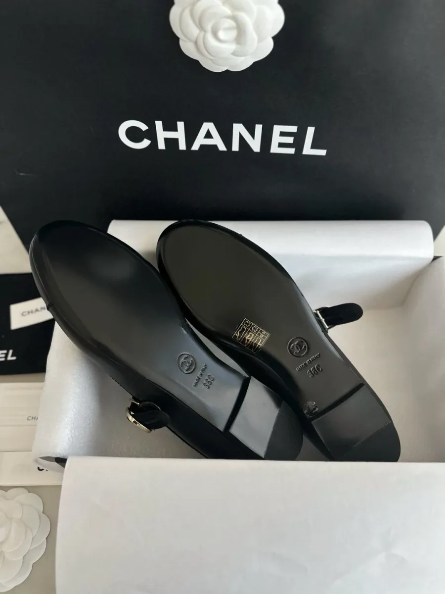 Кожаная подошва чёрных туфель Chanel с фирменным тиснением