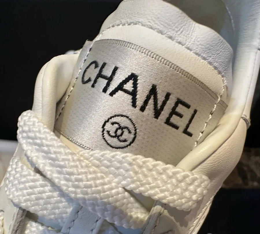 Текстильный язычок кеда с вышитым логотипом Chanel и символом CC