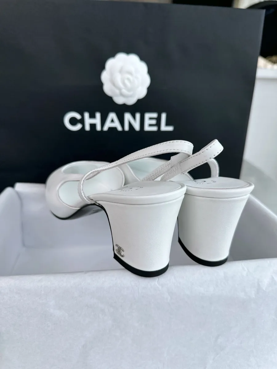 Бело-чёрные слингбэки Chanel, вид сзади на каблуки с логотипом CC