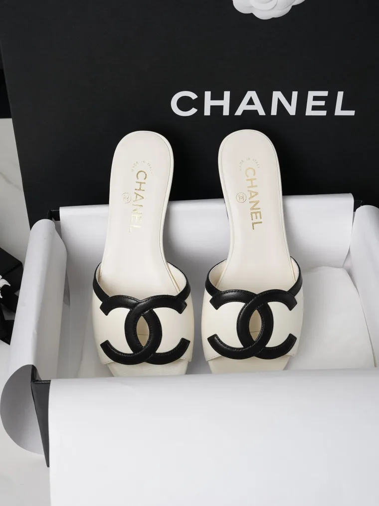 Chanel Белые кожаные шлёпанцы с чёрным логотипом CC
