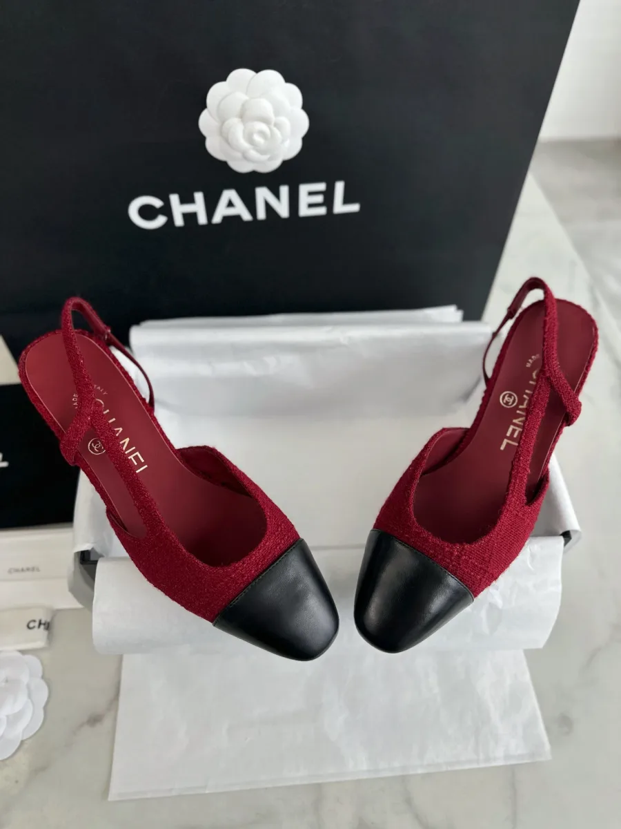 Бордовые слингбэки из твида с чёрным мыском на фоне коробки и пакета Chanel