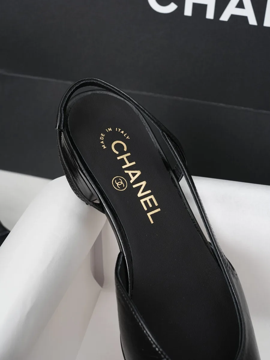 Внутренняя кожаная стелька с золотистым тиснением логотипа Chanel