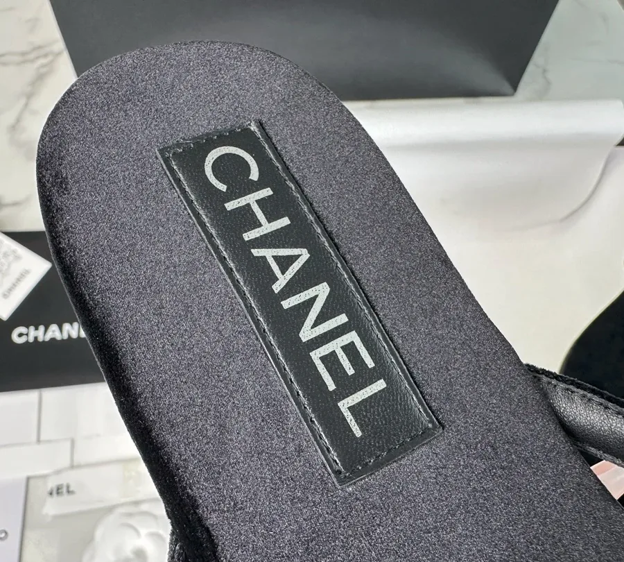 Крупный план бархатной стельки с кожаной нашивкой с логотипом Chanel