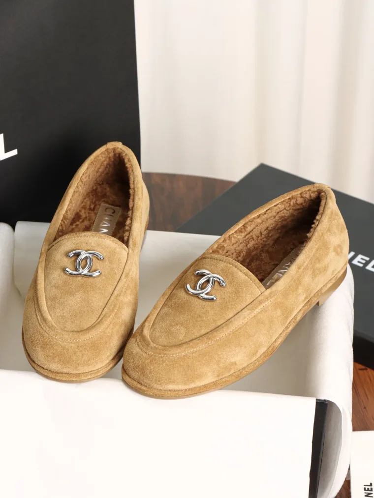Chanel Бежевые замшевые лоферы с меховой подкладкой