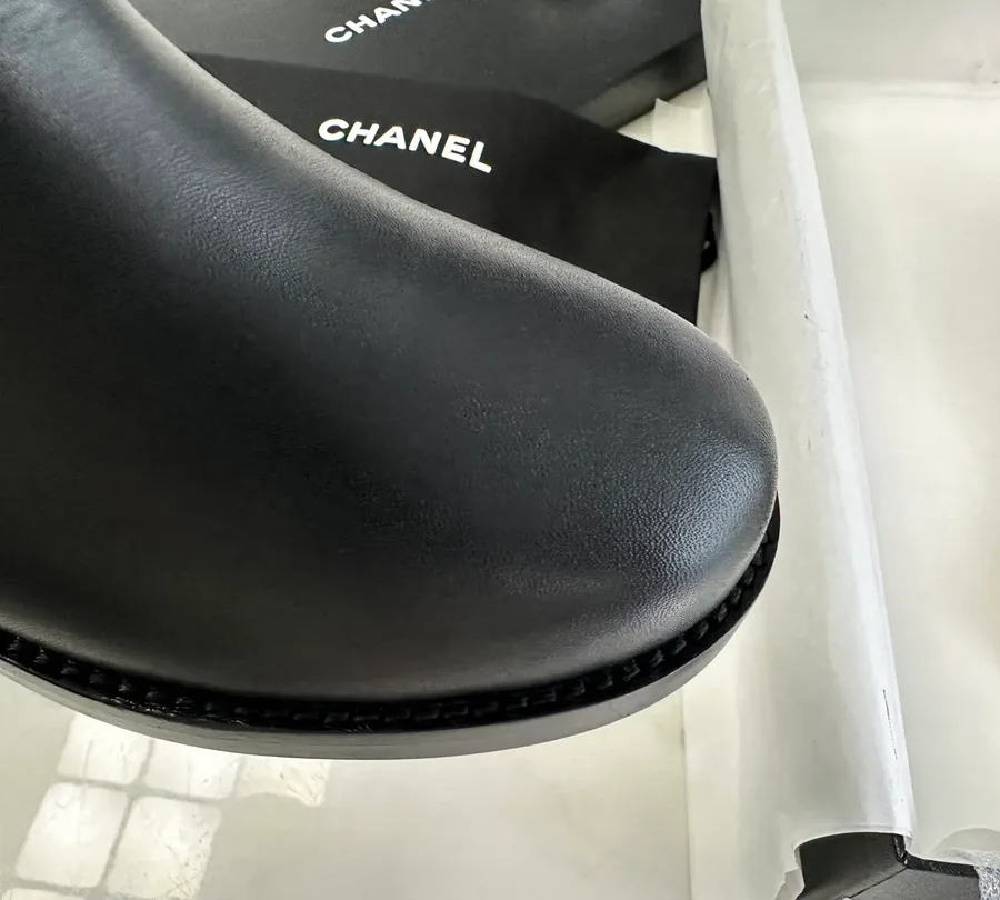 Мысок чёрного кожаного сапога Chanel крупным планом, вид сверху