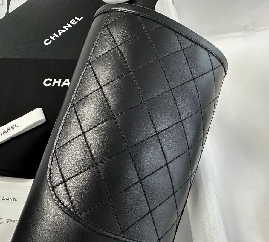 Верх голенища сапога Chanel с ромбовидной стёжкой крупным планом