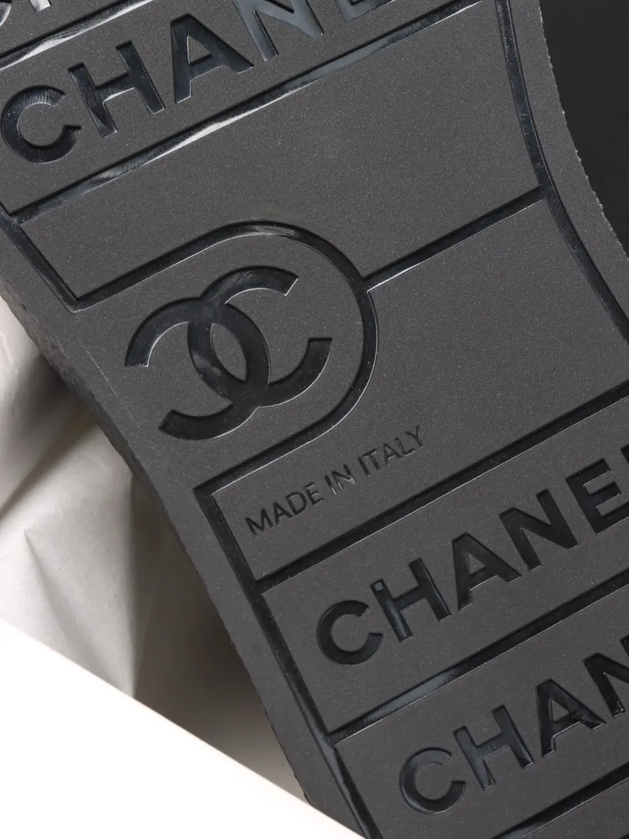 Деталь рельефной подошвы с логотипом CC и надписью Chanel