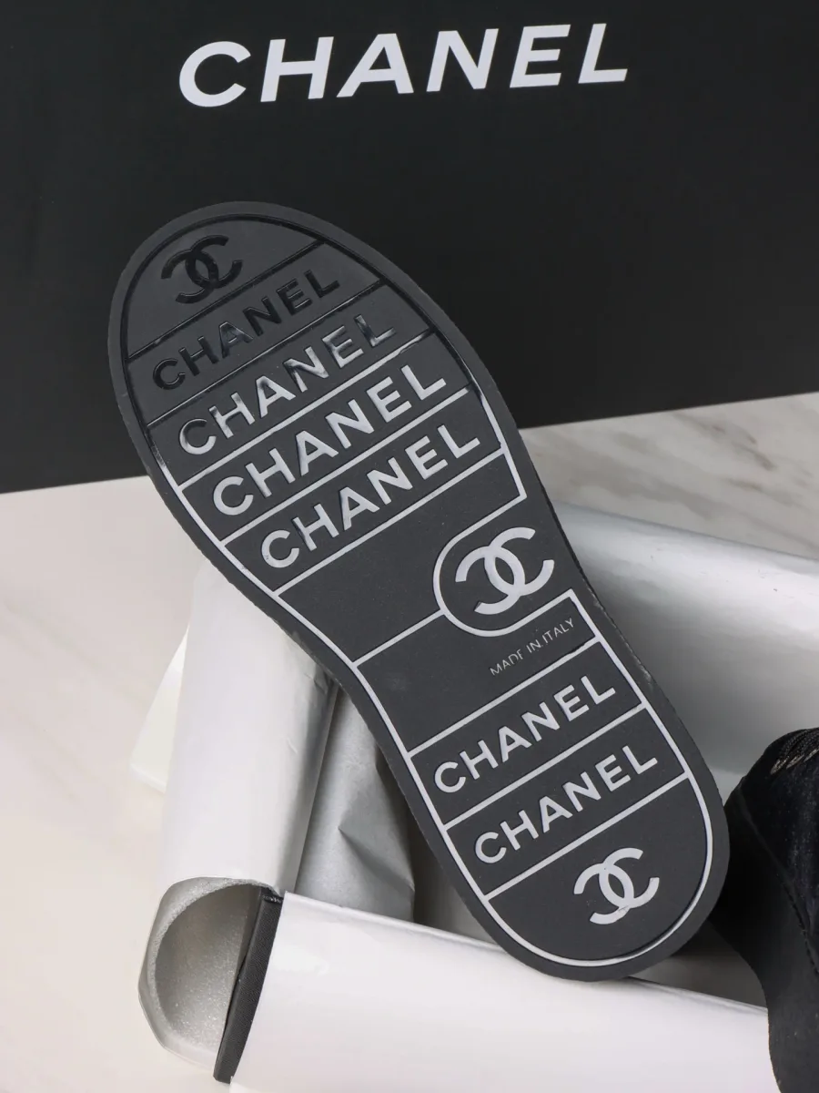 Текстурированная подошва чёрного кеда с тиснением Chanel