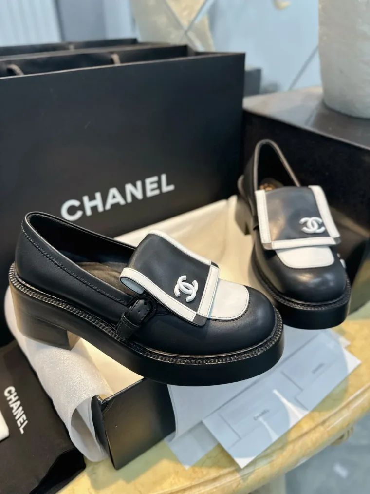 Chanel Чёрно-белые кожаные лоферы на платформе с логотипом CC