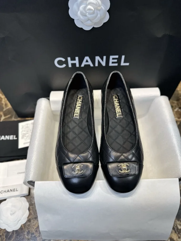 Chanel Чёрные стеганые балетки с декоративной застежкой