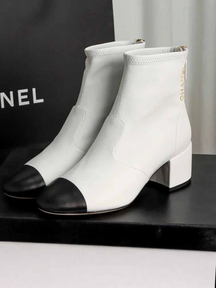 Chanel Белые кожаные ботильоны с чёрным мыском