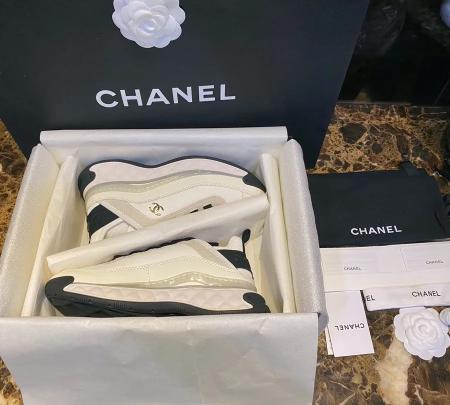 Кроссовки Chanel, аккуратно уложенные в открытую брендовую коробку