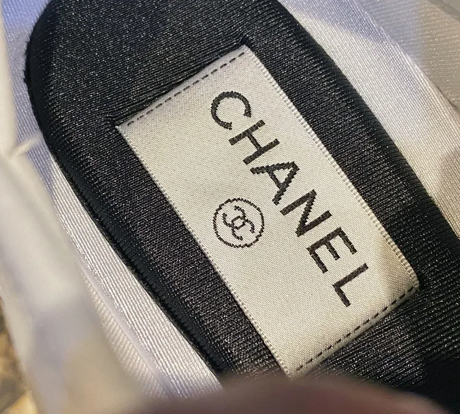 Текстильная бирка Chanel с логотипом на язычке кроссовка