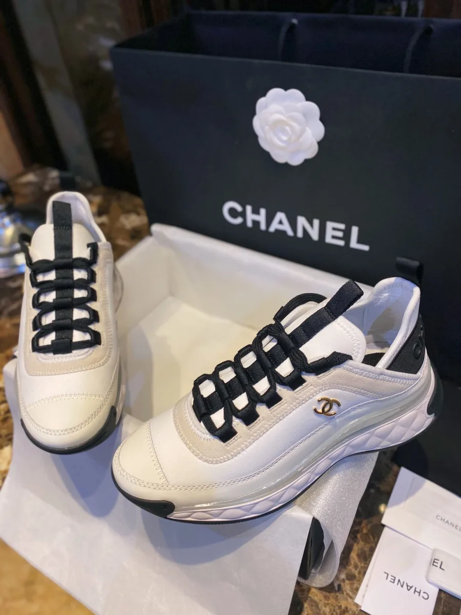 Кроссовки Chanel, вид сверху на шнуровку и закруглённый мысок