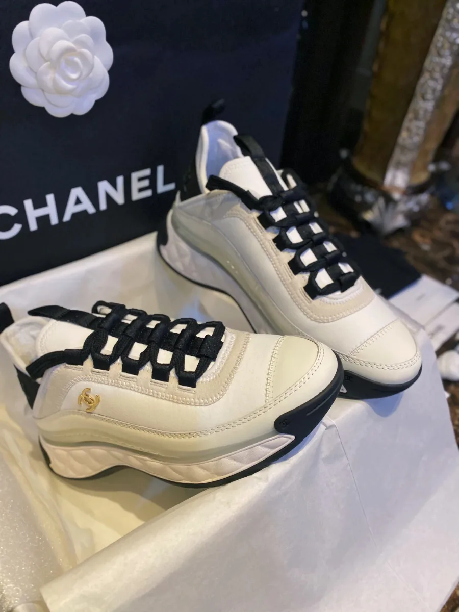 Кроссовки Chanel спереди и сбоку на фоне фирменной упаковки