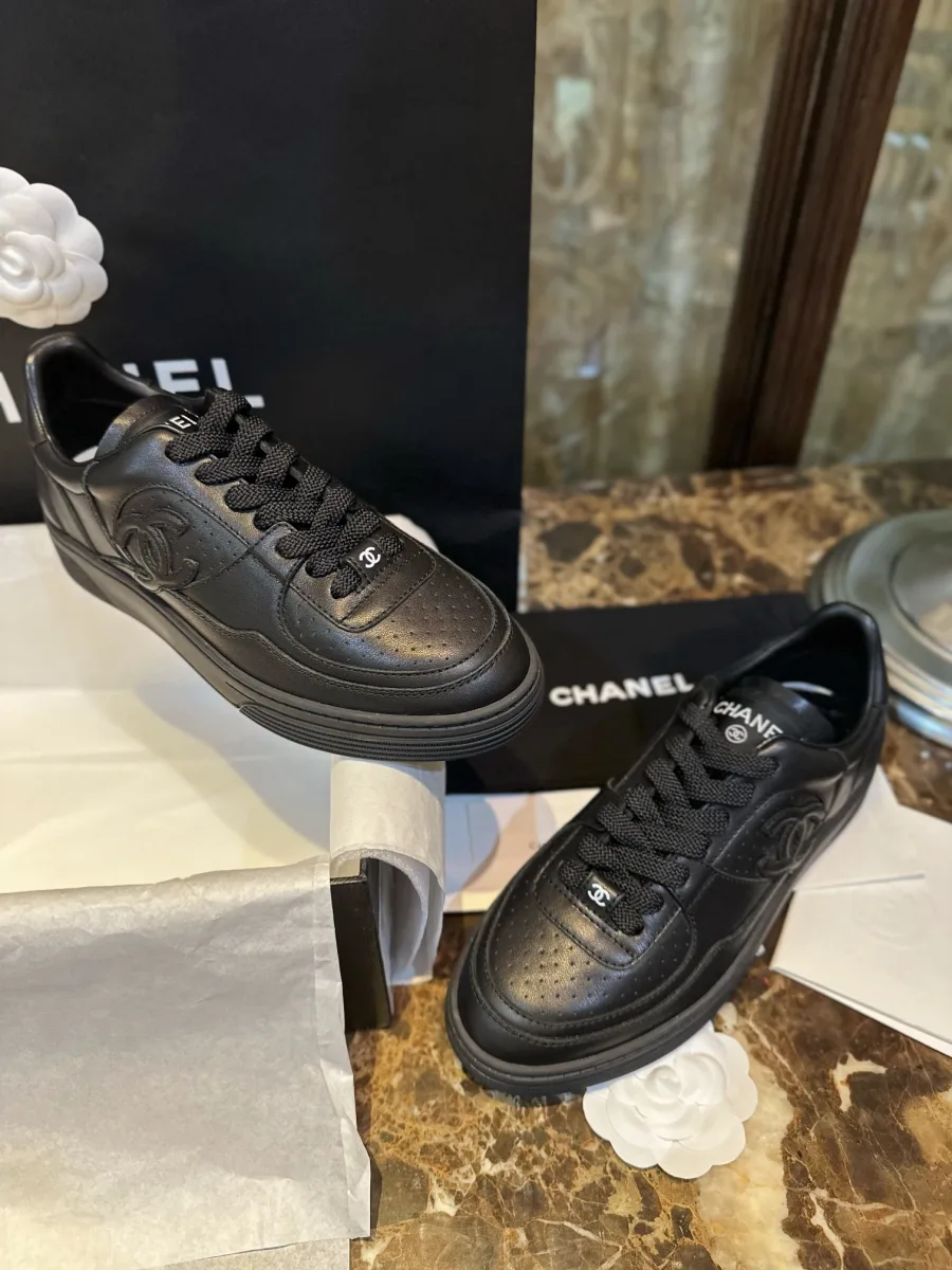 Чёрные кожаные кеды Chanel, общий вид пары рядом с фирменной коробкой