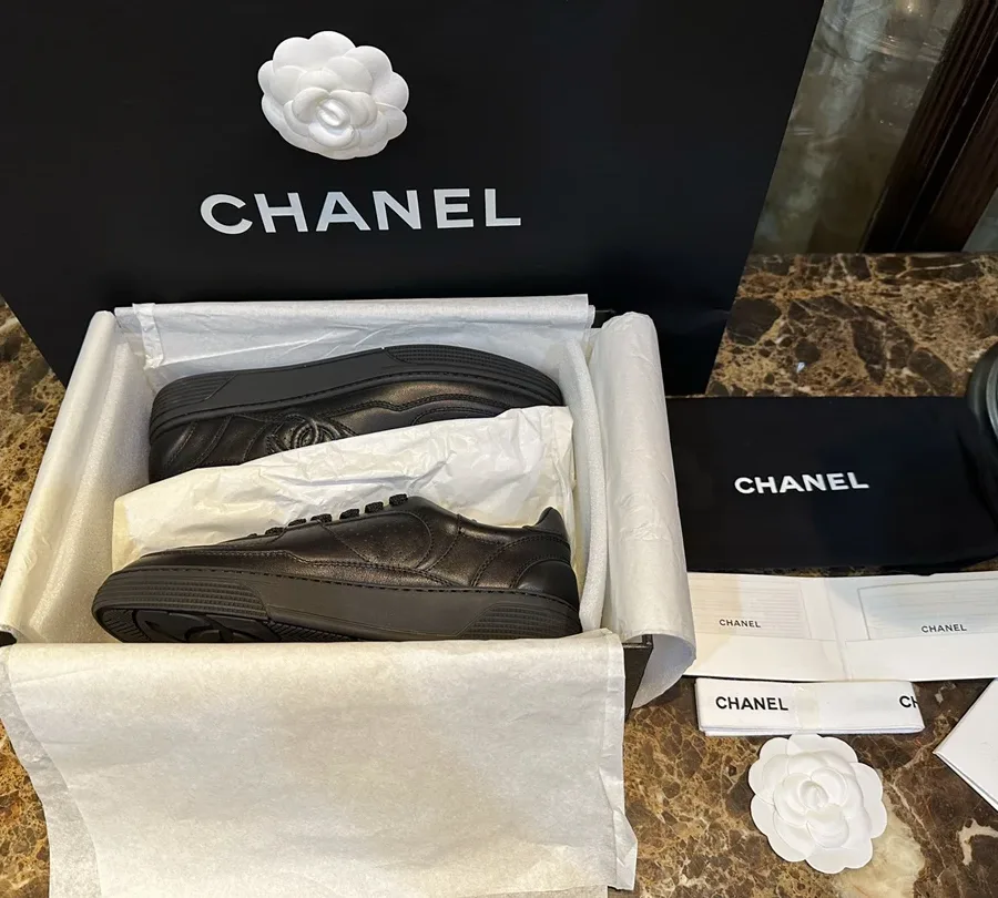 Чёрные кеды Chanel в открытой фирменной коробке