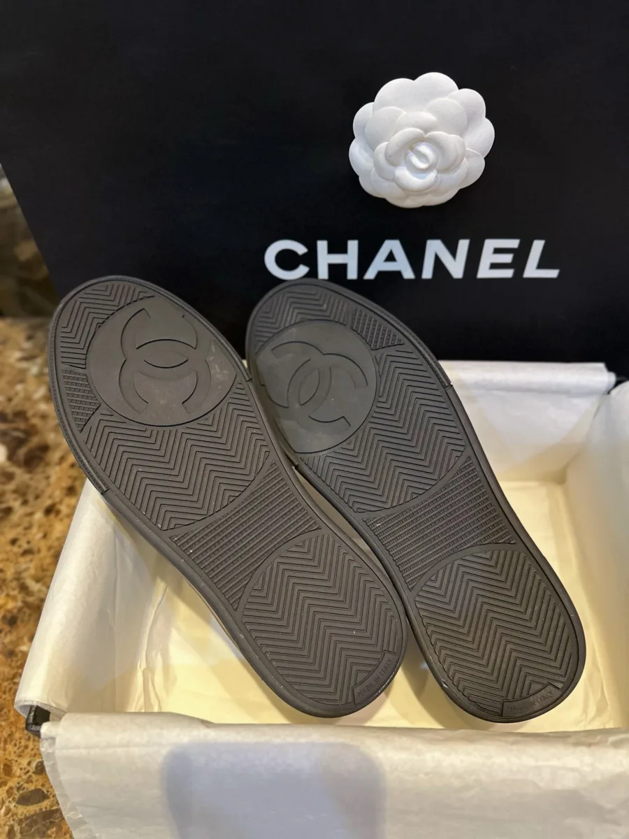 Чёрные кеды Chanel в коробке, вид на резиновую подошву с протектором
