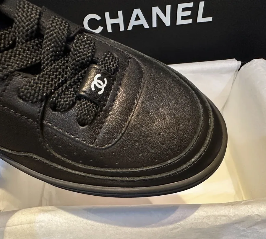 Мысок чёрного кожаного кеда Chanel с перфорацией и шнуровкой