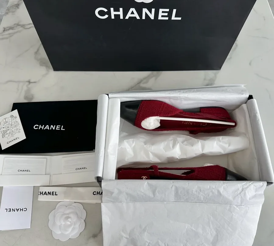 Бордовые слингбэки Chanel в открытой коробке с комплектом документов