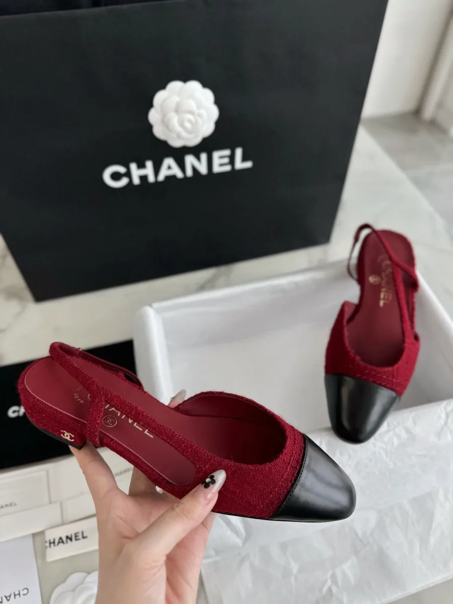 Бордовый твидовый слингбэк в руке на фоне фирменной коробки Chanel