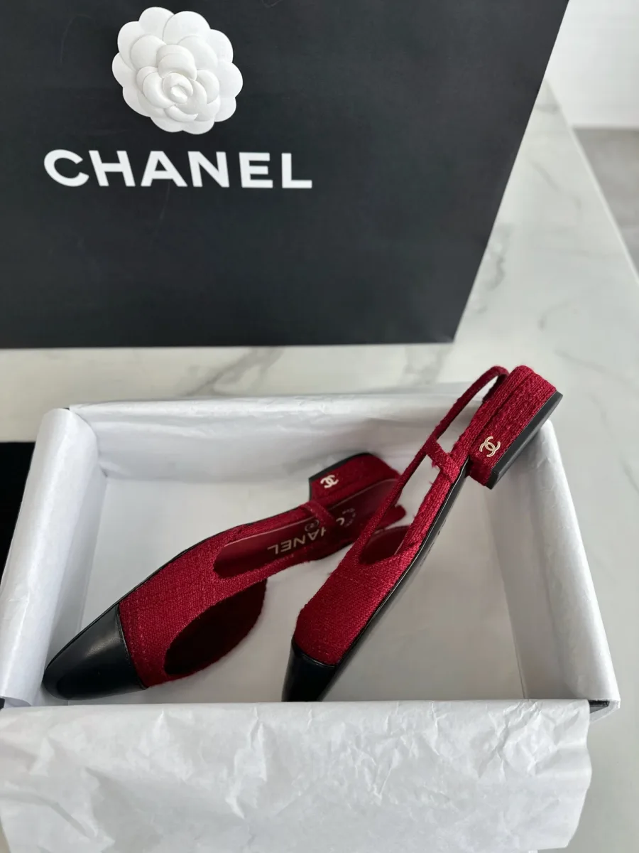 Бордовые слингбэки Chanel в упаковочной коробке, вид сбоку на фурнитуру