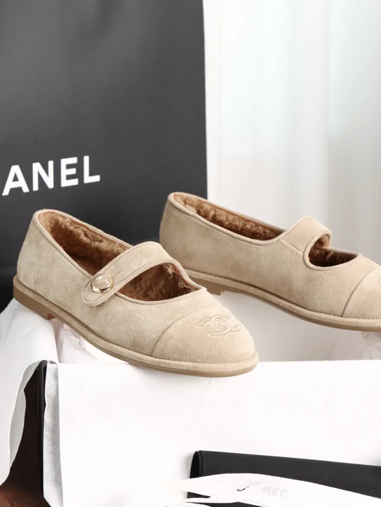 Chanel Бежевые замшевые балетки Мэри Джейн с овчиной