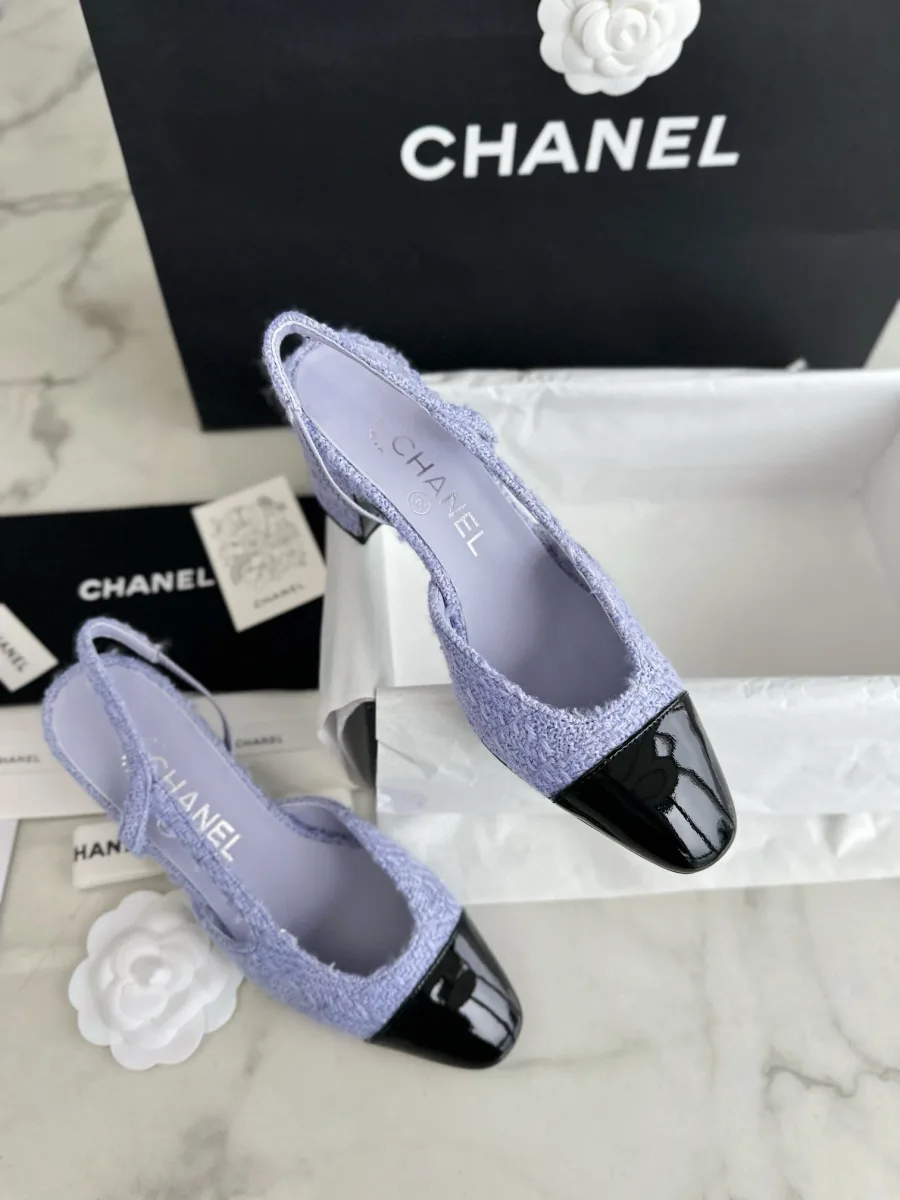 Пара сиреневых твидовых туфель slingback рядом с коробкой, вид сверху в три четверти