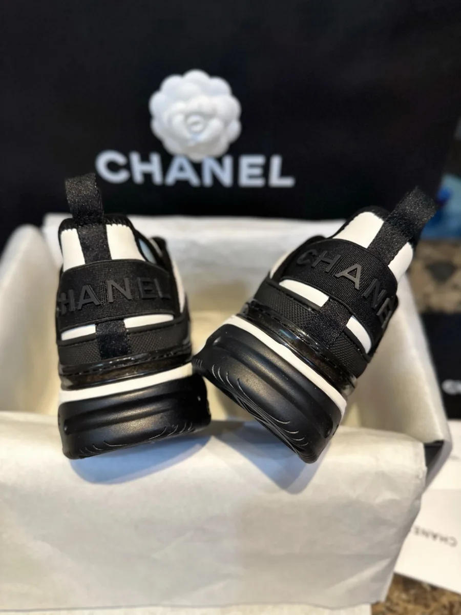 Вид на задники кроссовок крупным планом с надписью CHANEL