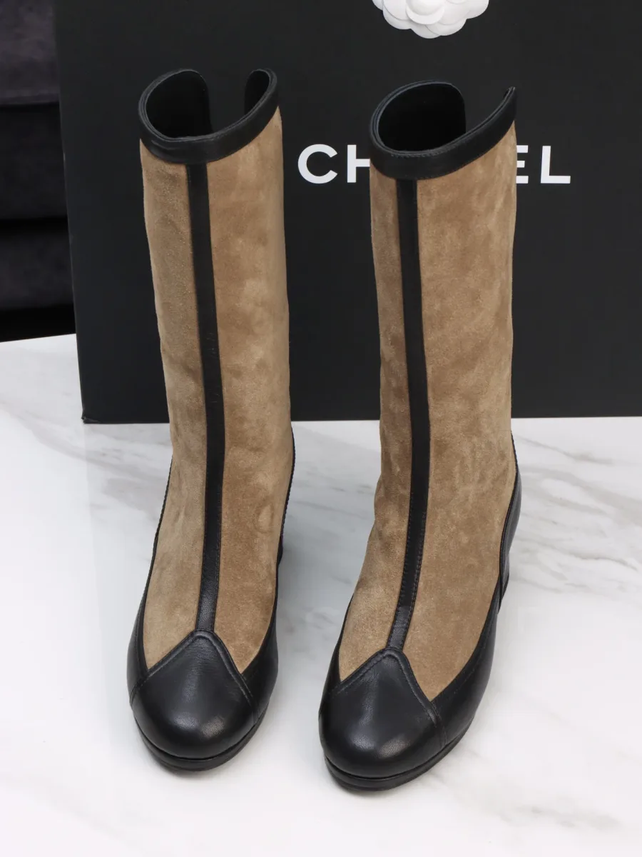 Пара женских высоких сапог Chanel, вид спереди