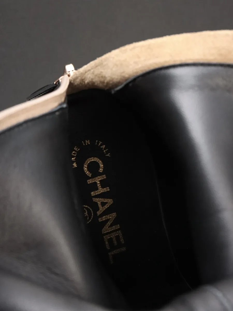 Внутренняя кожаная стелька сапога с тиснением Chanel