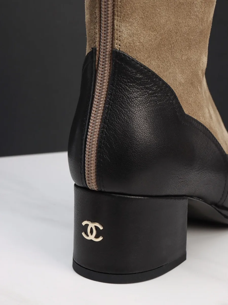 Металлическая монограмма CC на каблуке сапога Chanel