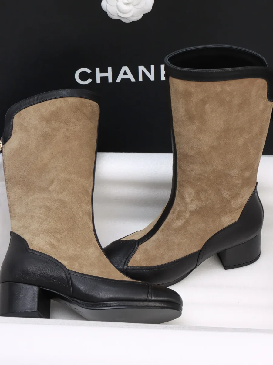 Комбинированные сапоги Chanel, ракурс сбоку