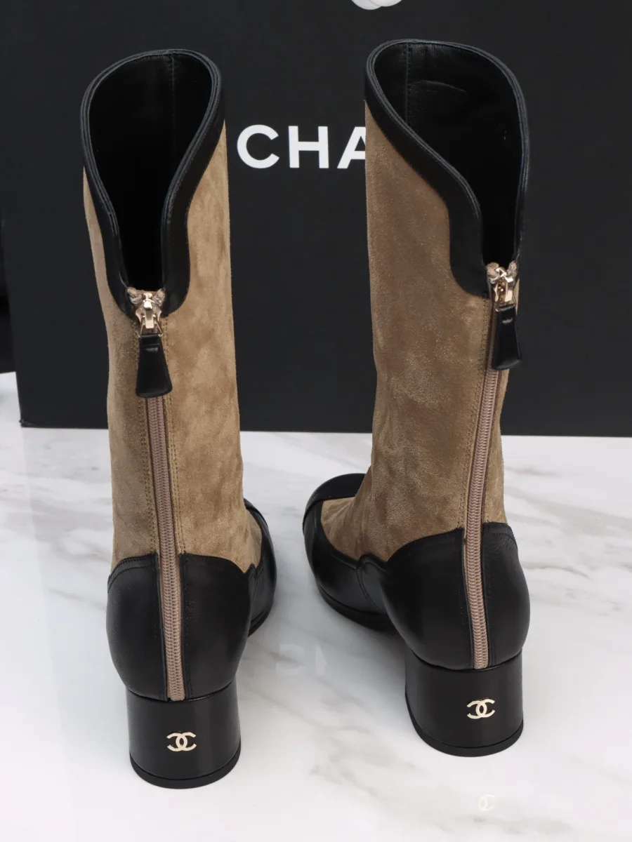 Пара высоких сапог Chanel, вид сзади с молнией и логотипом на каблуке