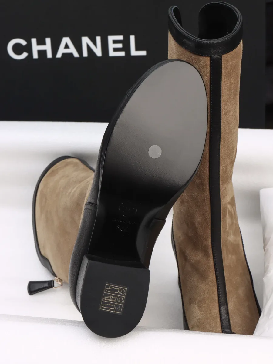 Подошва и каблук женского сапога Chanel