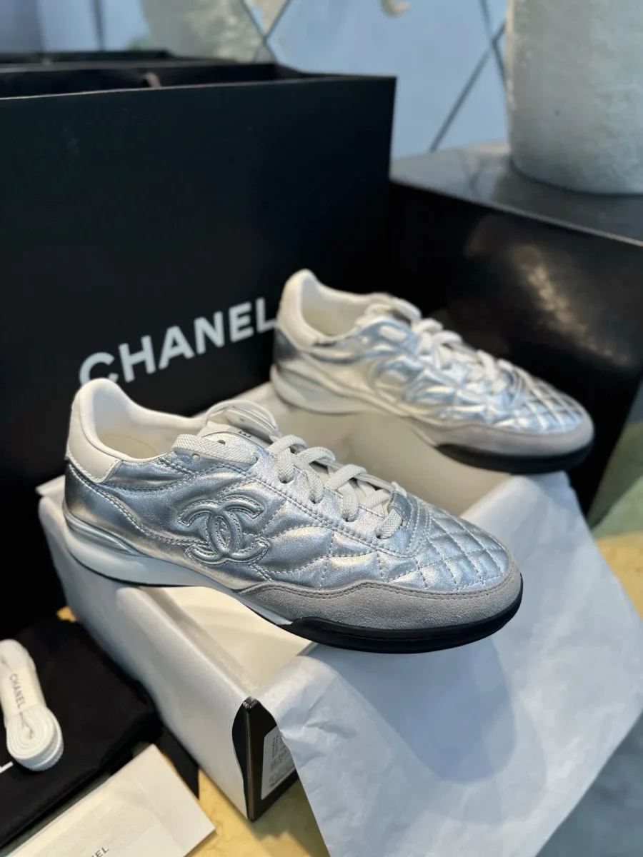 Серебристые кожаные кеды со стёжкой в фирменной коробке Chanel, вид сбоку
